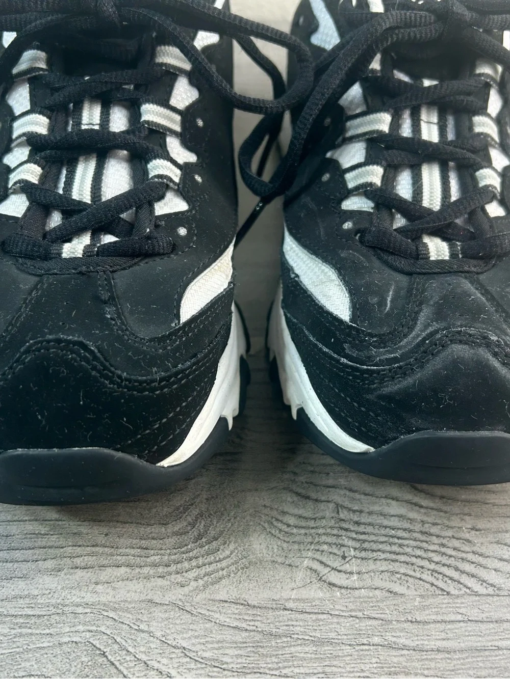 Skechers D’Lites  Women’s Black and White Athletic Sneakers Shoes Comfort Size 9